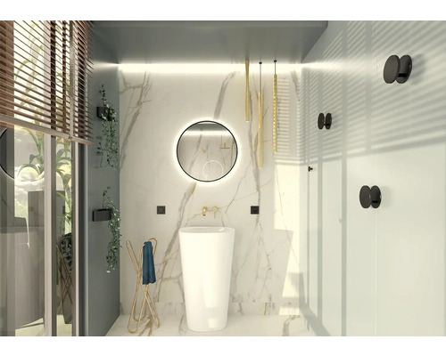 Salle de bain lumineuse avec colonne de lavabo, miroir avec éclairage et accents dorés