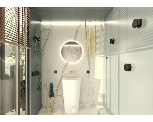 Salle de bains lumineuse avec lavabo, miroir, porte-serviettes et plantes