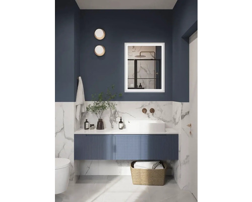 Salle de bain moderne avec lavabo, miroir lumineux et panier à serviettes