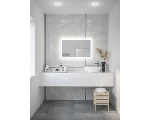 Salle de bains moderne avec lavabo, miroir lumineux et carrelage gris