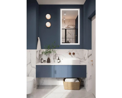 Salle de bains moderne avec lavabo, miroir lumineux et panier à serviettes
