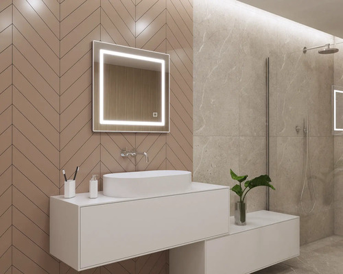 Badezimmer mit beleuchtetem Spiegel und Waschtisch