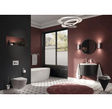 Salle de bains moderne avec baignoire îlot, meuble-lavabo, toilettes et mur en mosaïque noire