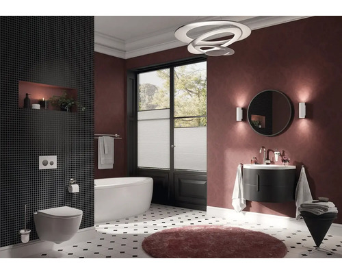 Badezimmer mit Toilette, Badewanne, Waschtisch, Spiegel, Beleuchtung und Dekor