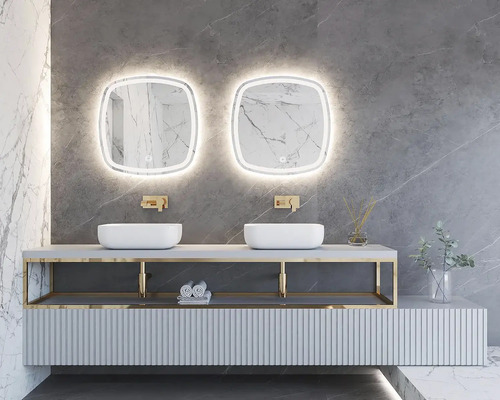 Salle de bain moderne avec deux lavabos, miroirs éclairés et meuble-lavabo