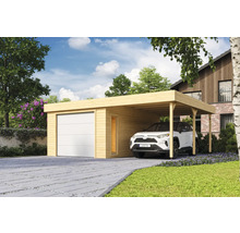 Garage avec abri de voiture en bois et une voiture garée
