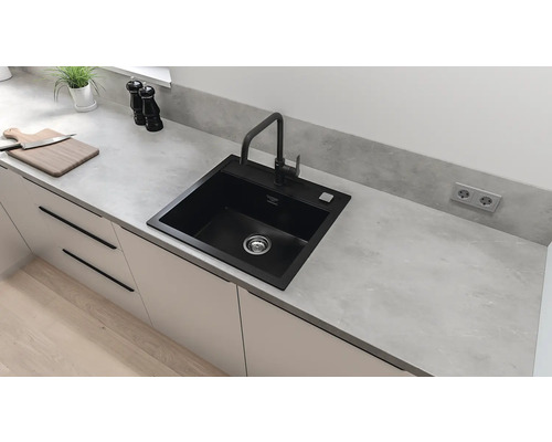 Évier noir avec robinet dans une cuisine moderne