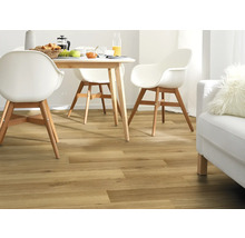 Salle à manger lumineuse avec plancher en bois, table et chaises