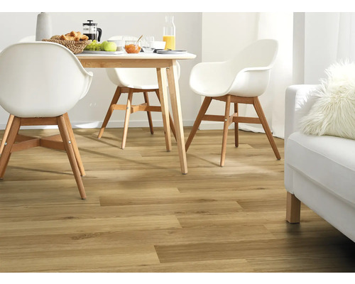 Helles Esszimmer mit Holzboden, Tisch und Stühlen