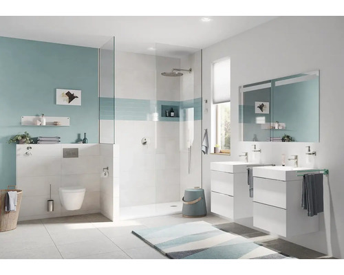 Salle de bains moderne avec douche, lavabo et toilettes