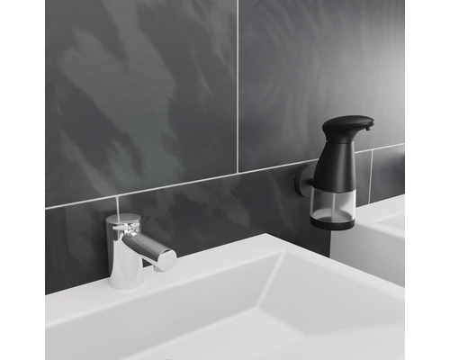 Badezimmer Waschbecken mit Armatur und Seifenspender