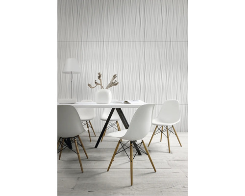 Salle à manger avec chaises blanches, table et panneaux muraux 3D avec motif ondulé