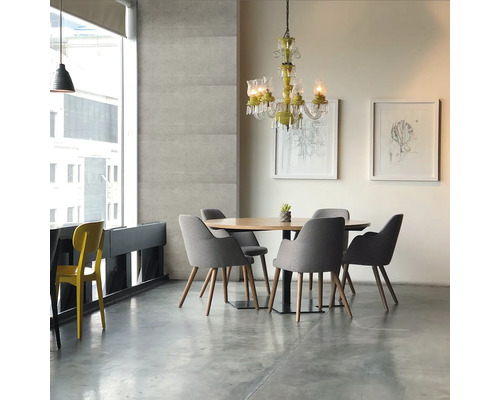 Essbereich mit rundem Holztisch, grauen Stühlen, Kronleuchter und Fenster