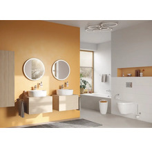 Helles Badezimmer mit zwei Waschbecken, Spiegeln und einer Badewanne.