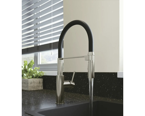 Küchenarmatur mit hohem Auslauf und Wasserstrahl