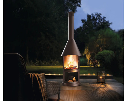 Gartenszene mit einem Terrassenofen aus Metall und brennendem Holz