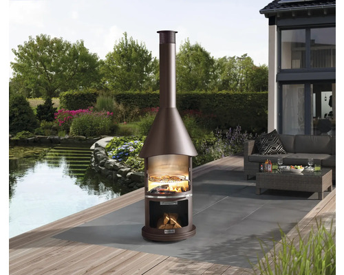 Outdoor-Grillkamin auf einer Terrasse mit Teich und Garten