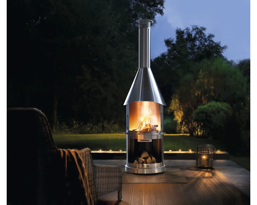 Cheminée d''extérieur en acier inoxydable avec bois et feu dans le jardin