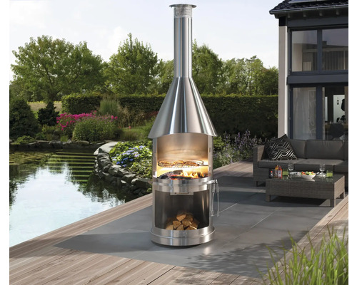 Cheminée de barbecue en acier inoxydable sur une terrasse avec bassin de jardin