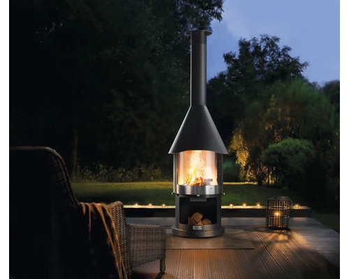 Scène de jardin avec cheminée, bûches et bougies