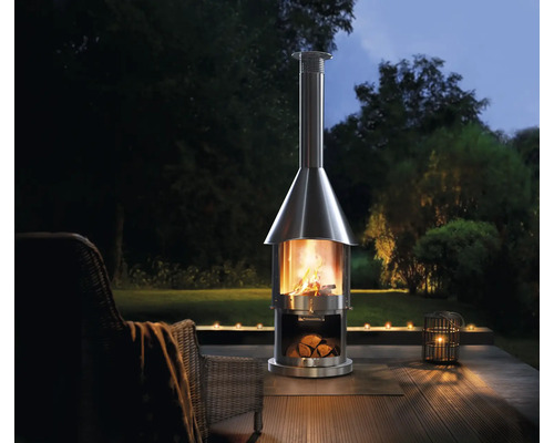 Poêle en acier inoxydable avec bois sur une terrasse dans le jardin