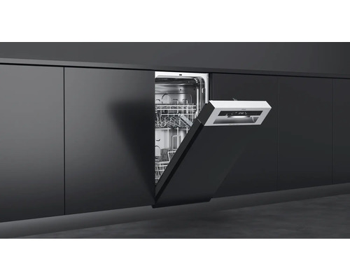 Offener Geschirrspüler in einer modernen Küchenzeile.