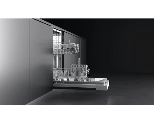 Geöffneter Geschirrspüler mit zwei Spülkörben
