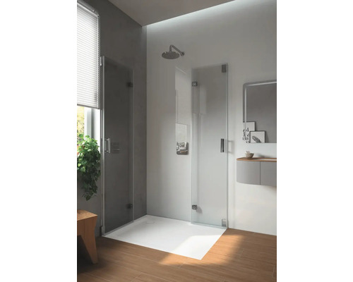 Helles Badezimmer mit Dusche mit Glastüren, Duschkopf und Waschbeckenunterschrank