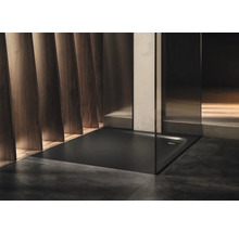 Schwarze Duschwanne im modernen Badezimmer mit Holzwand und Glasduschwand