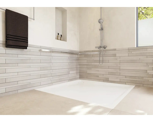 Begehbare Dusche mit Duschwanne, Brausegarnitur und Handtuch