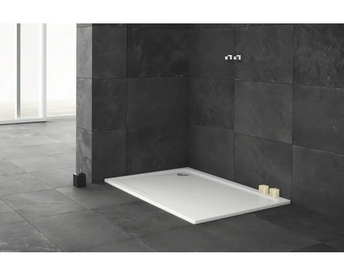 Ebenerdige Dusche mit Duschrinne im Badezimmer