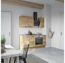 Cuisine moderne avec évier, cuisinière, hotte aspirante et armoires aspect bois.