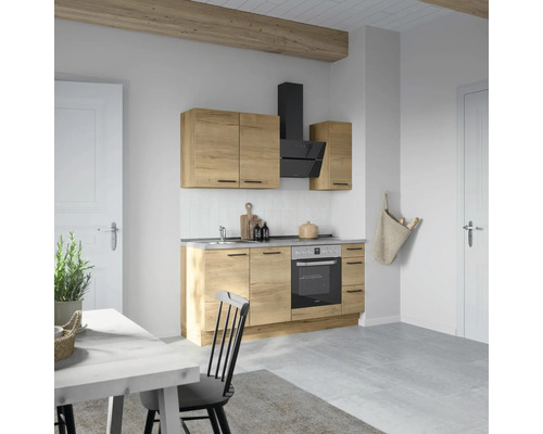 Cuisine moderne avec évier, cuisinière, hotte aspirante et armoires aspect bois.