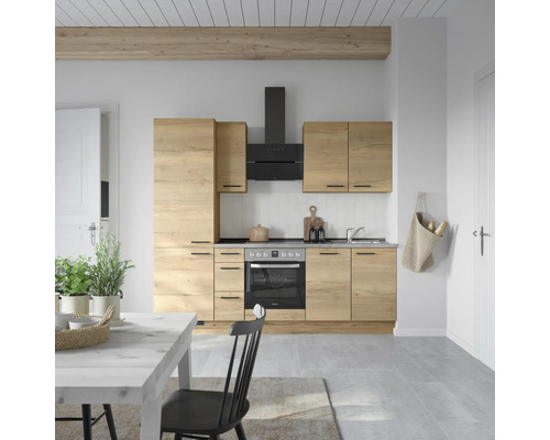 Moderne Küche mit Holzfronten, Dunstabzugshaube und Esstisch