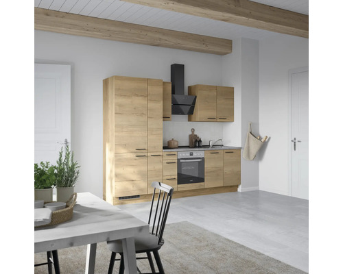 Helle Küche mit Holzoptik, Dunstabzugshaube und Esstisch