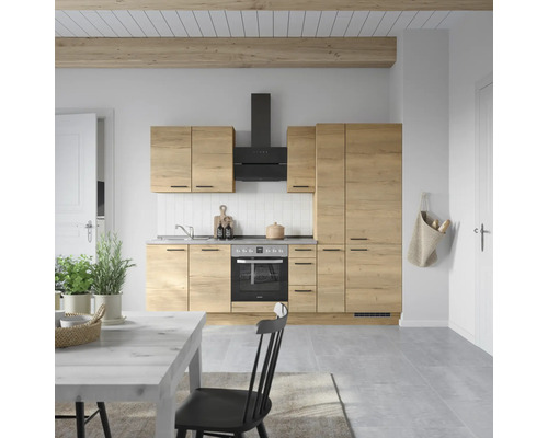 Helle Küche mit Holzoptik, Dunstabzugshaube und Esstisch im modernen Design
