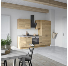 Cuisine moderne avec accents de bois, hotte aspirante et table à manger