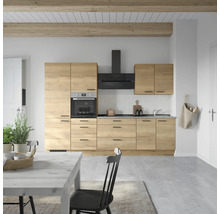 Cuisine claire avec façades en bois, hotte aspirante, table à manger et chaise