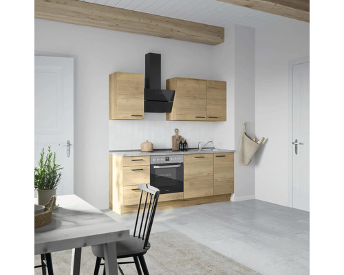 Helle Küche mit Holzoptik, Dunstabzugshaube und Esstisch