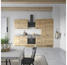 Cuisine claire avec structure en bois, hotte aspirante et table à manger