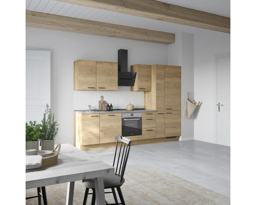Cuisine claire avec aspect bois, hotte aspirante et coin repas
