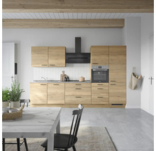 Cuisine claire avec façades en bois, hotte aspirante et table à manger