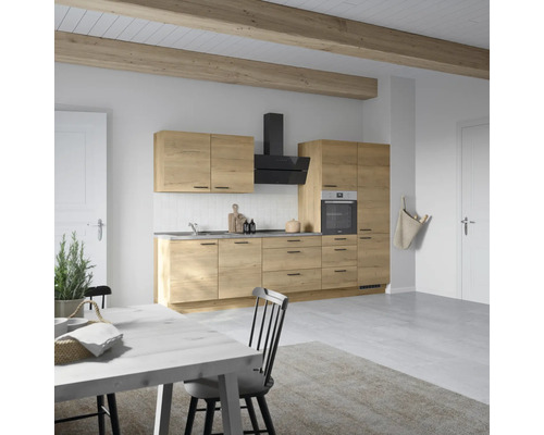 Cuisine claire avec placards intégrés, hotte aspirante et table à manger