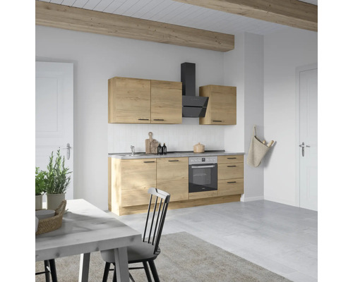 Cuisine claire avec aspect bois, hotte aspirante et table à manger