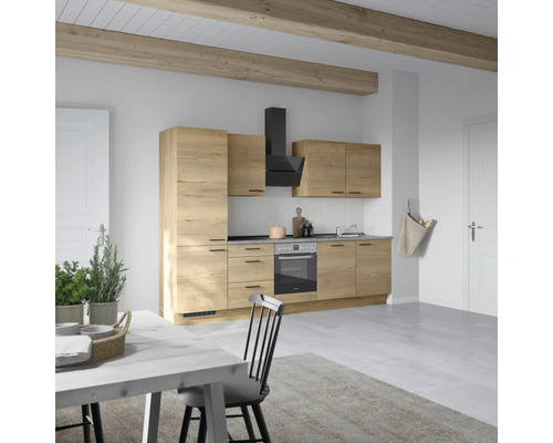 Helle Küche mit Holzoptik, Dunstabzugshaube und Esstisch