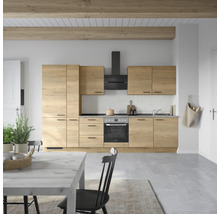 Cuisine lumineuse avec armoires de cuisine, hotte aspirante et table à manger