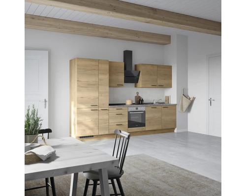 Cuisine claire avec aspect bois, hotte aspirante et table à manger