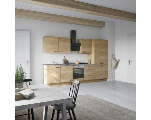 Cuisine claire avec armoires de cuisine aspect bois et hotte noire