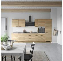 Cuisine claire avec surfaces en bois, hotte aspirante et table à manger