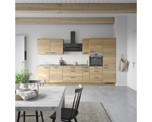 Cuisine claire avec surfaces en bois, hotte aspirante et table à manger